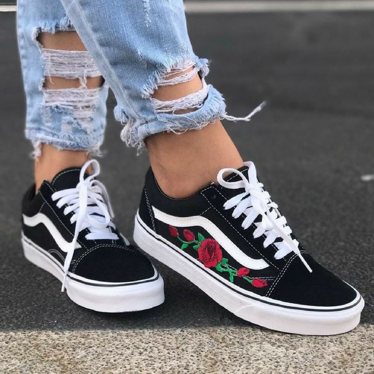 Tenis vans fashion preto com flor vermelha