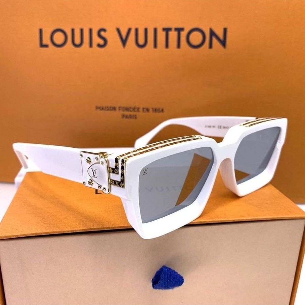 Preços baixos em Óculos de Sol femininos Louis Vuitton Branco