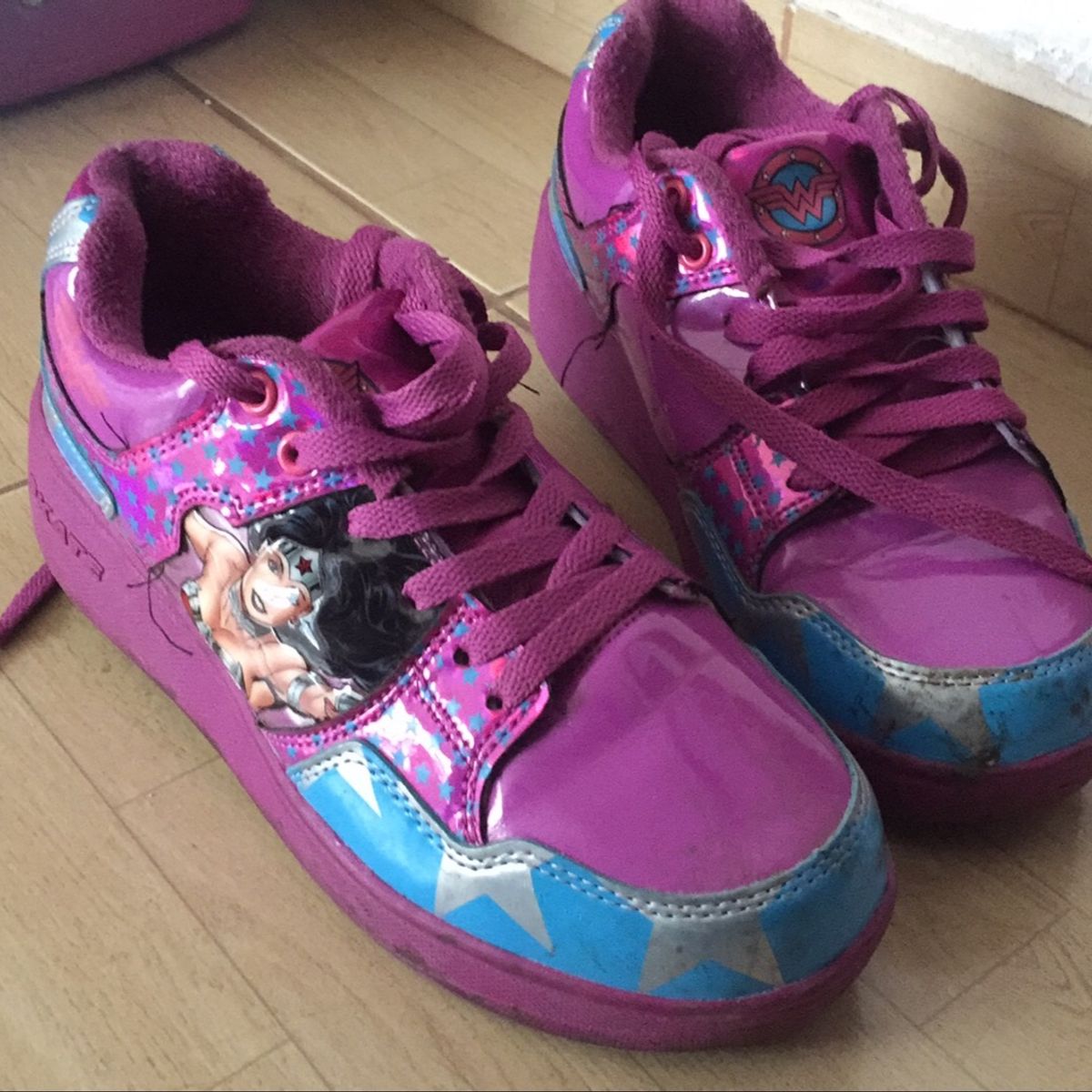 tênis de rodinha da mulher maravilha