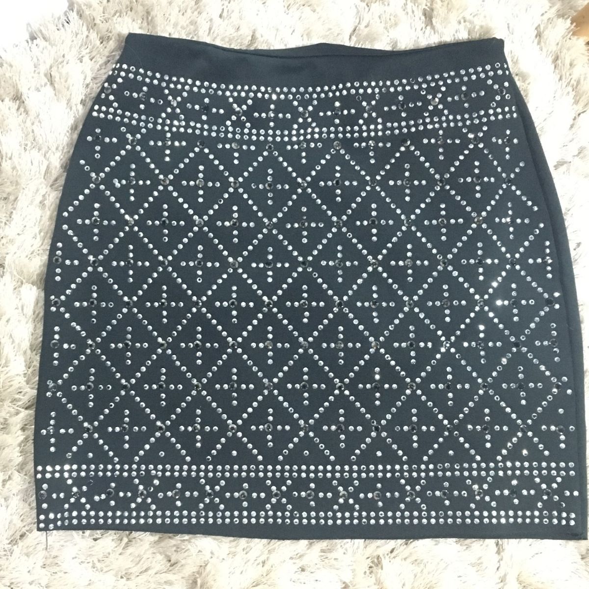 saia preta com pedraria