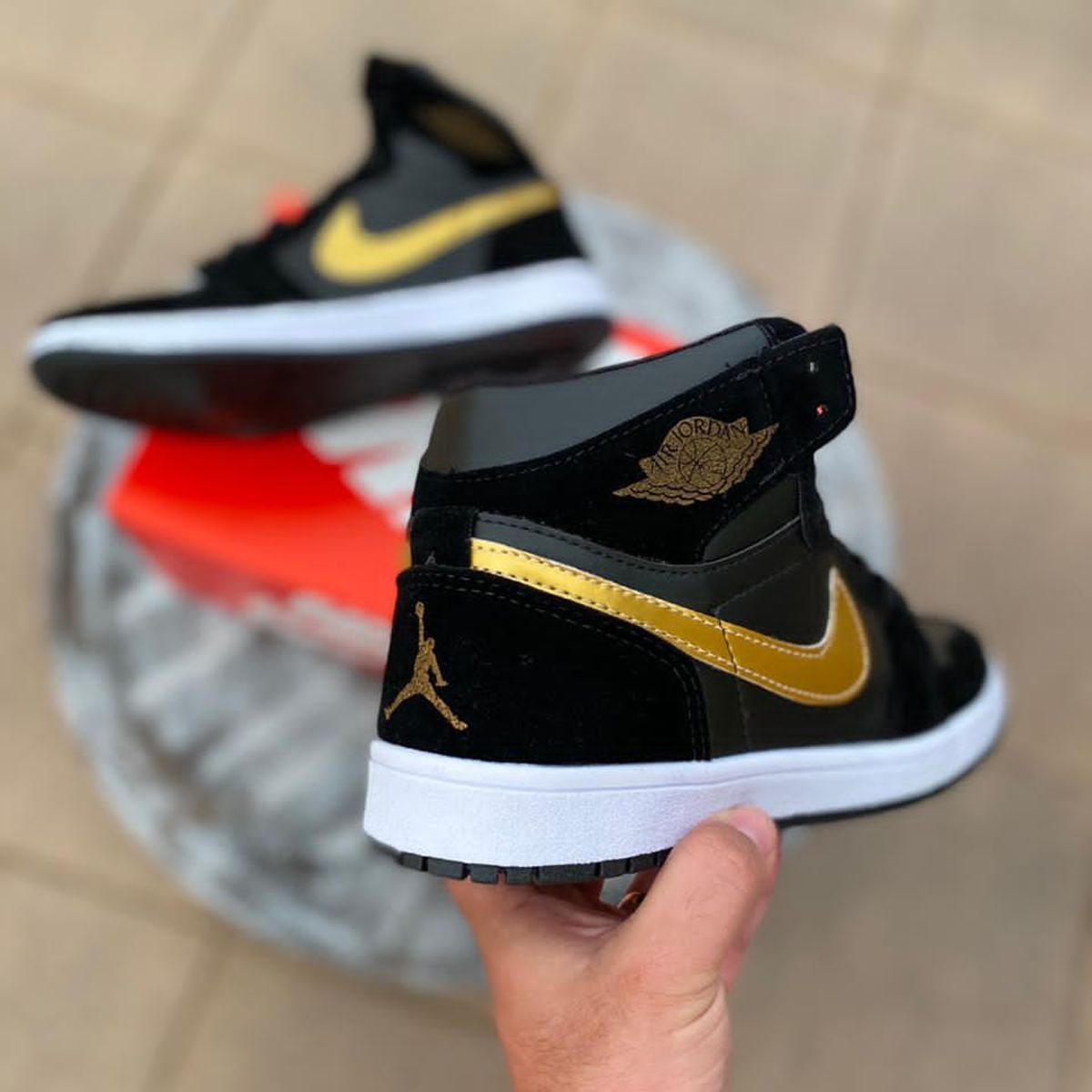 Air jordan preto e hot sale dourado