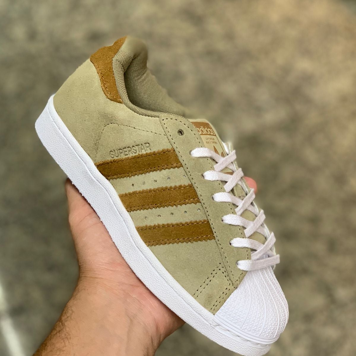 adidas marrom camurça