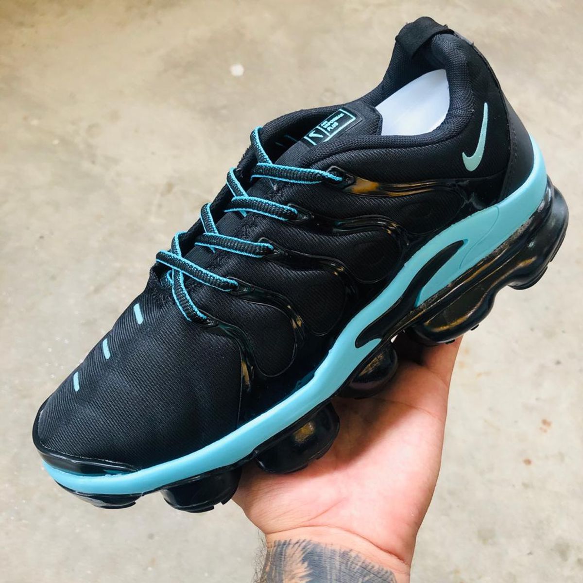 Vapormax plus store azul e preto