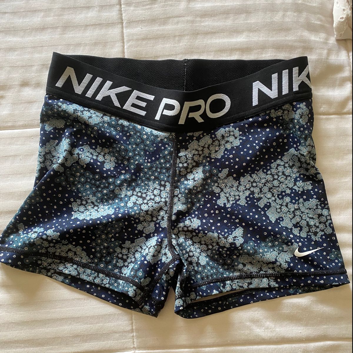 Nike pro store patterned shorts