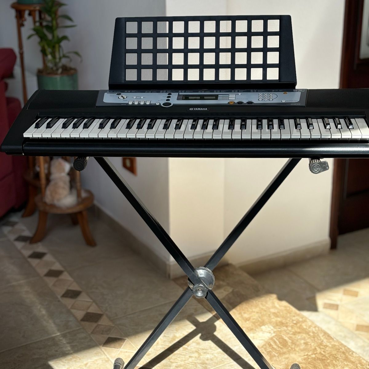 Teclado Yamaha Psr E213, Acompanha Suporte de Partituras e de