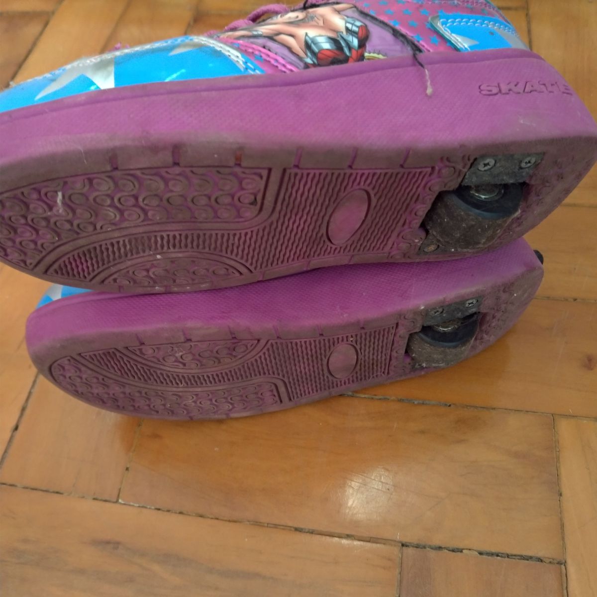 tênis de rodinha da mulher maravilha