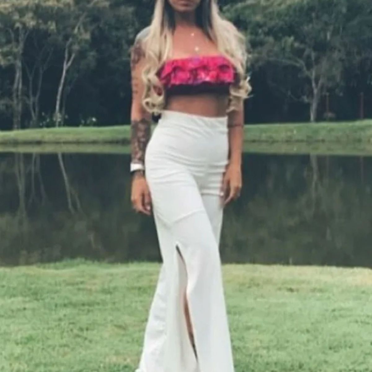 calça branca com fenda