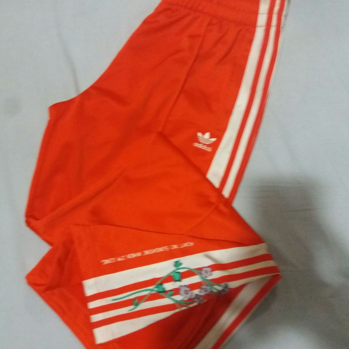 calça laranja adidas
