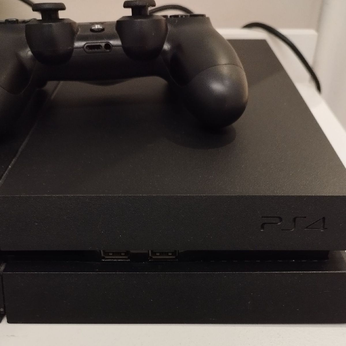 Ps4 com Jogo e Dois Controles, Console de Videogame Playstation Usado  93674500