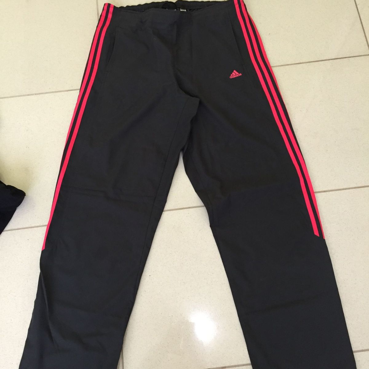 calça da adidas larga