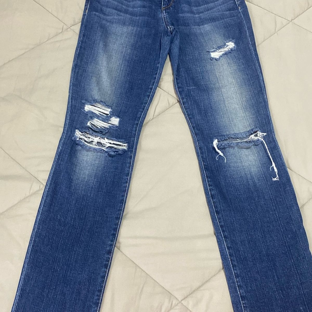 Calça jeans com store renda no joelho