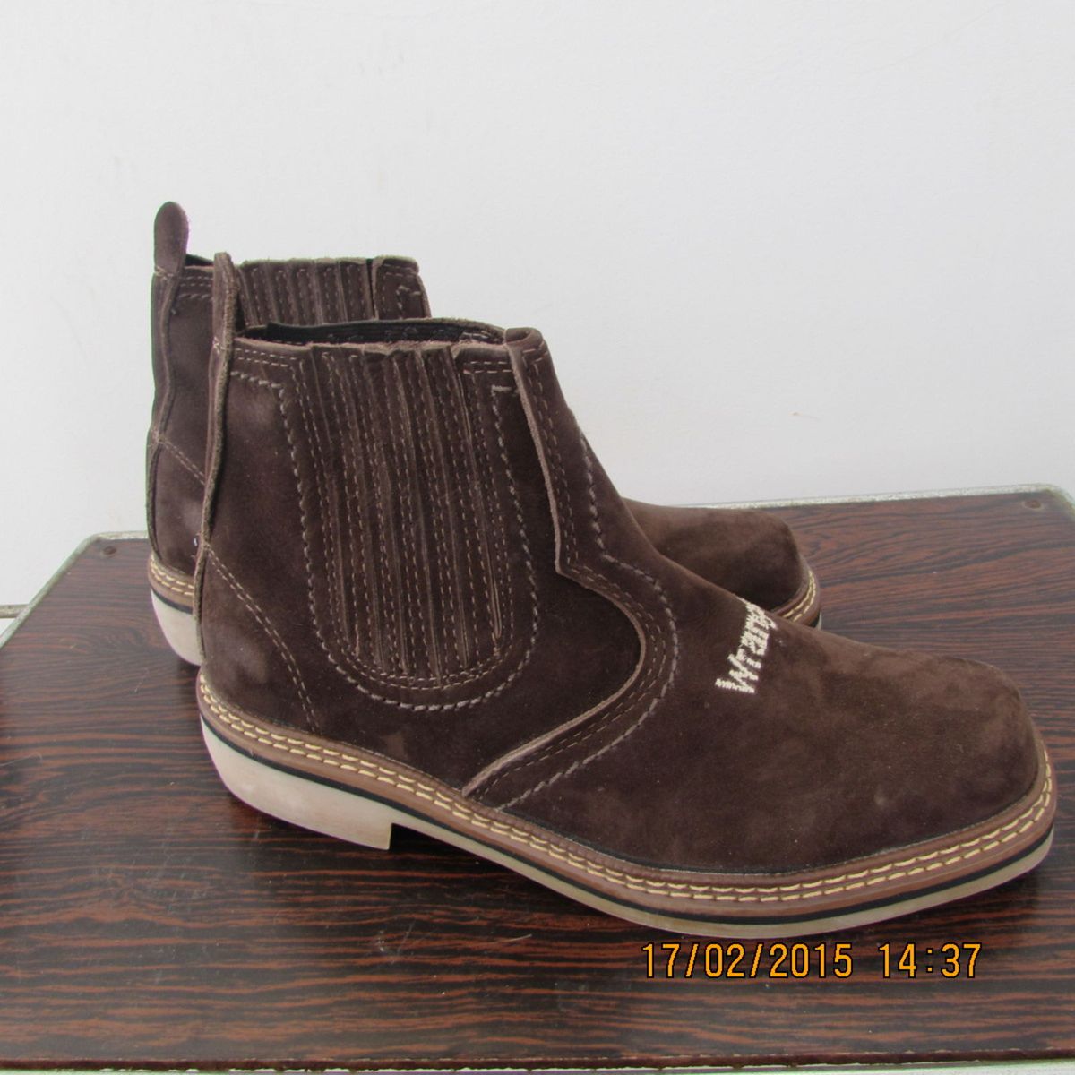 bota wrangler cano curto