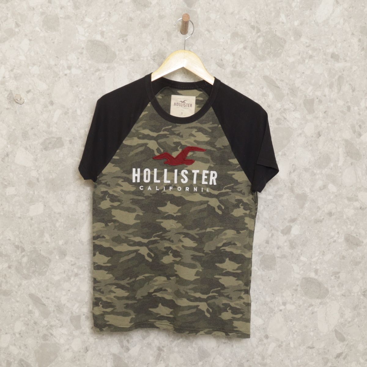 Camiseta Verde e Preta Hollister Roupa Infantil para Menino Hollister Usado 94719550 enjoei