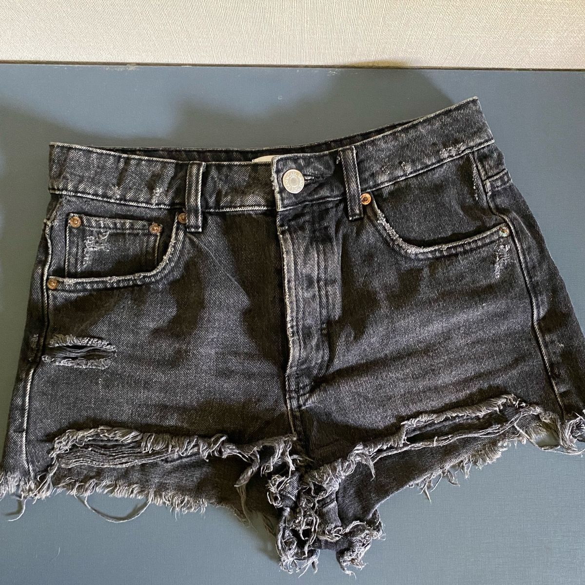 Short jeans desfiado em best sale cima embaixo