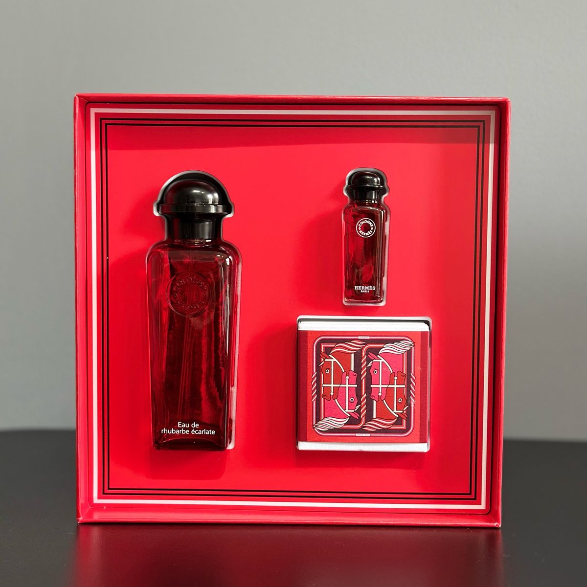 HERMÈS エルメス Eau de rhubarbe écarlate セット Kit - Eau de Rhubarbe Ecarlate Hermès 100ml ( 3 Peças ) | Hermès