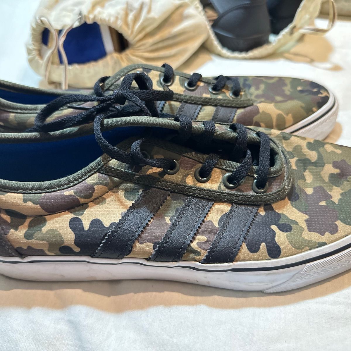 Tênis adidas adiease store camuflado