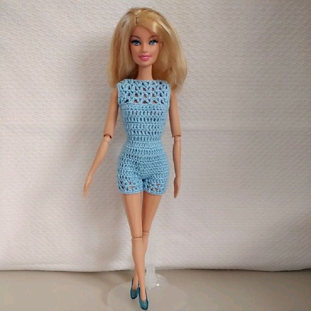 Ensinando a Fazer casaco croche para barbie …  Roupas de crochê para  bonecas, Roupas, Estilo barbie