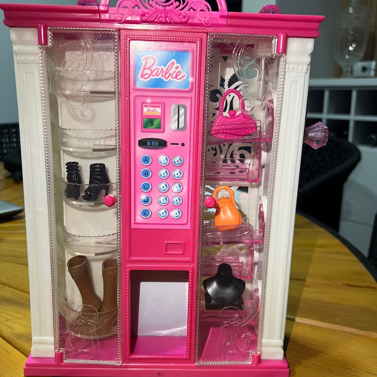 Guarda Roupa da Barbie Original, Completo, com Muitos Itens Extra, Ótimo  Estado!!!!!!!, Brinquedo Barbie Usado 91267545