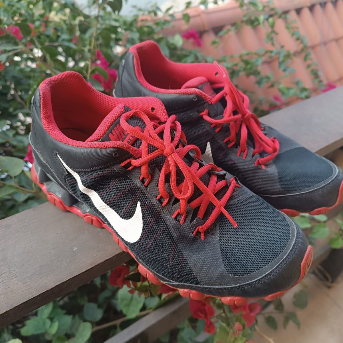 Nike reax red hotsell and black