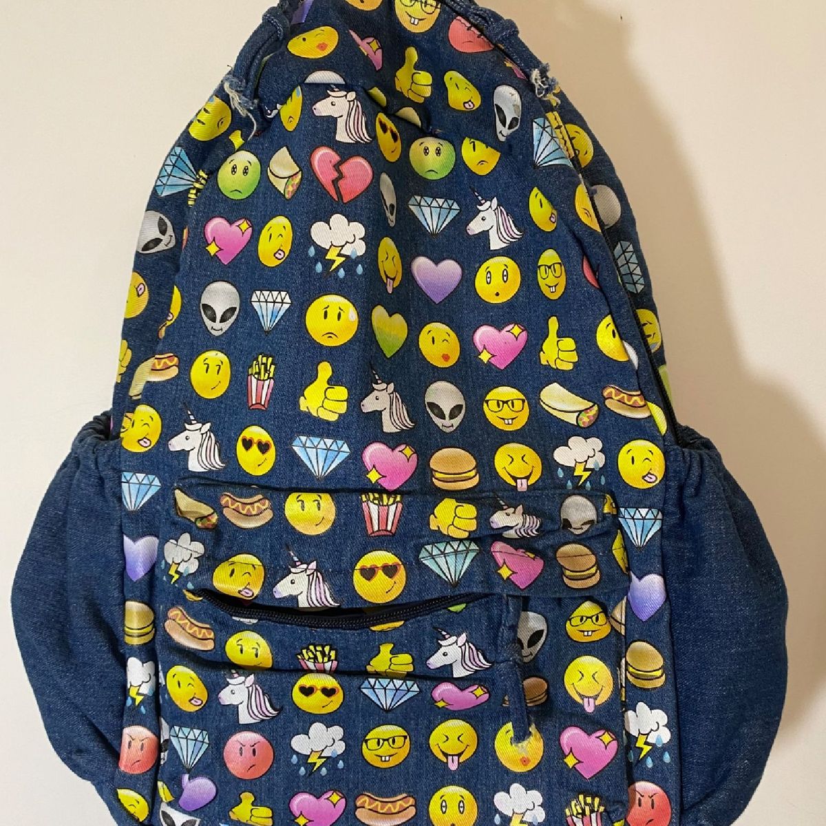 Mochila jeans sale feminina com emojis