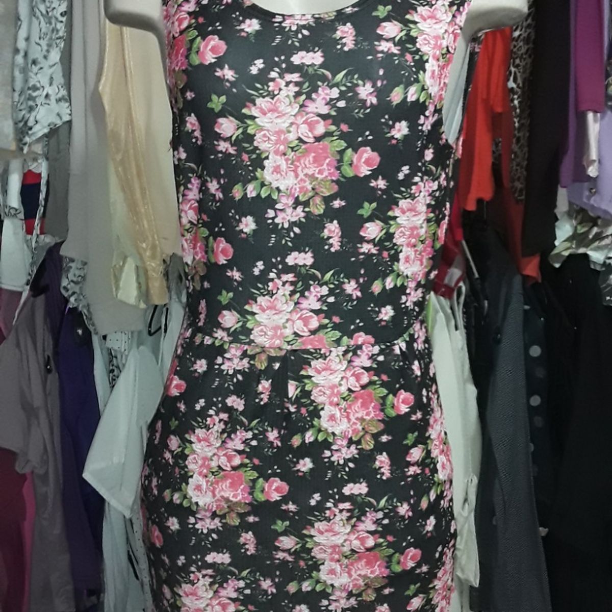 Caedu sales roupas femininas