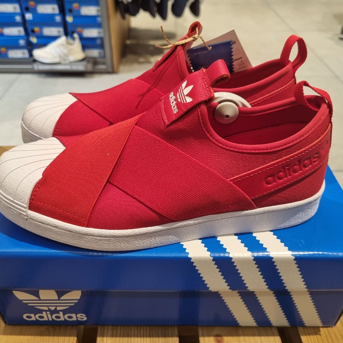 Adidas slip hot sale on vermelho