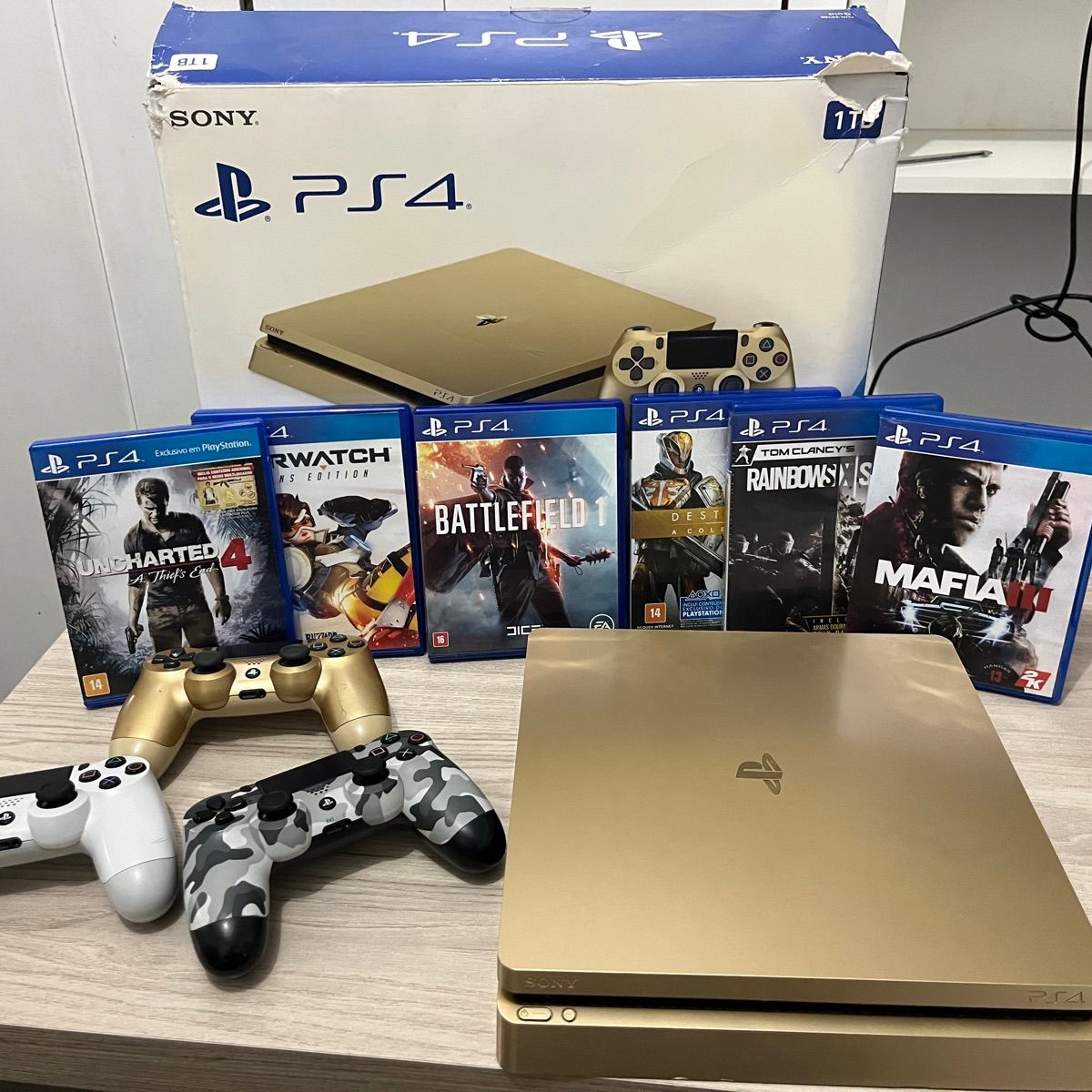 Ps4 Slim, 1Tb, 1 controle, 3 jogos de CD