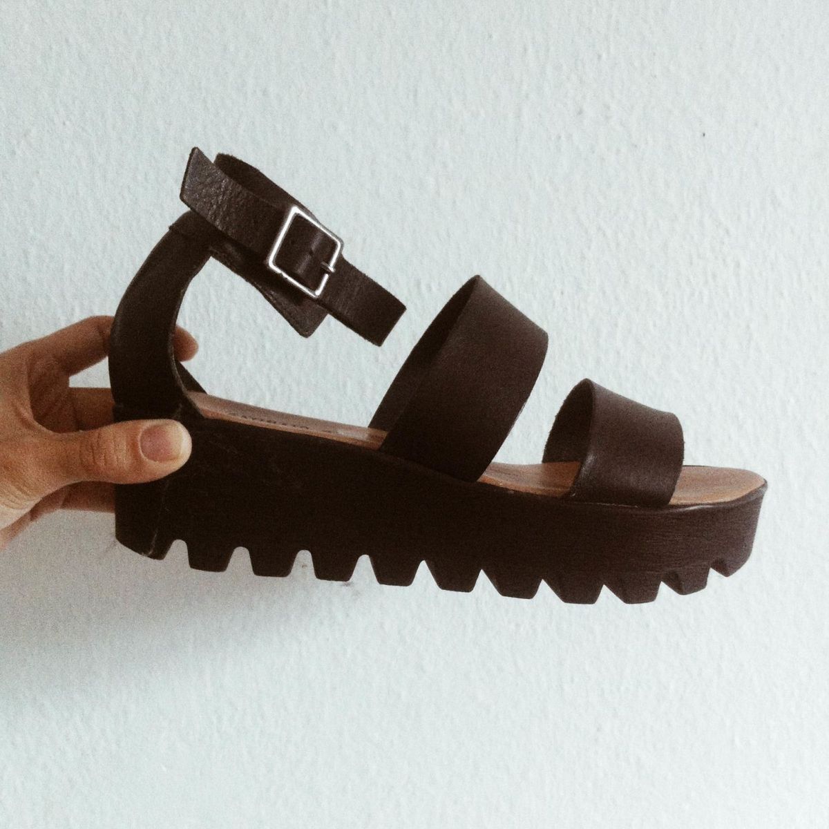 sandália flatform tratorada