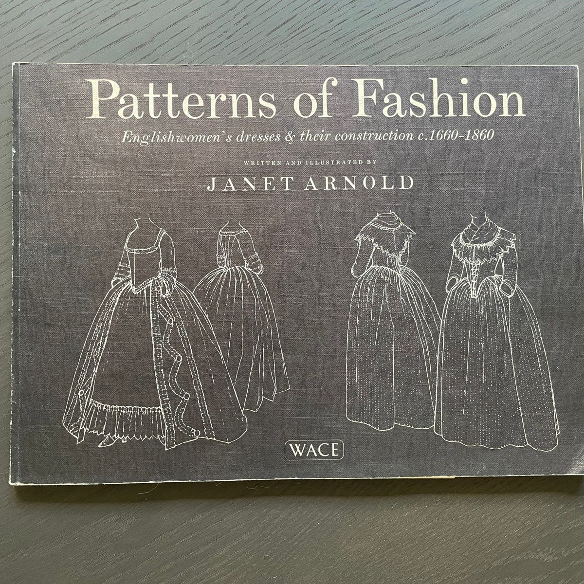 Livro de Modelagem Antigo Janet Arnold | Usado 94299135 | enjoei