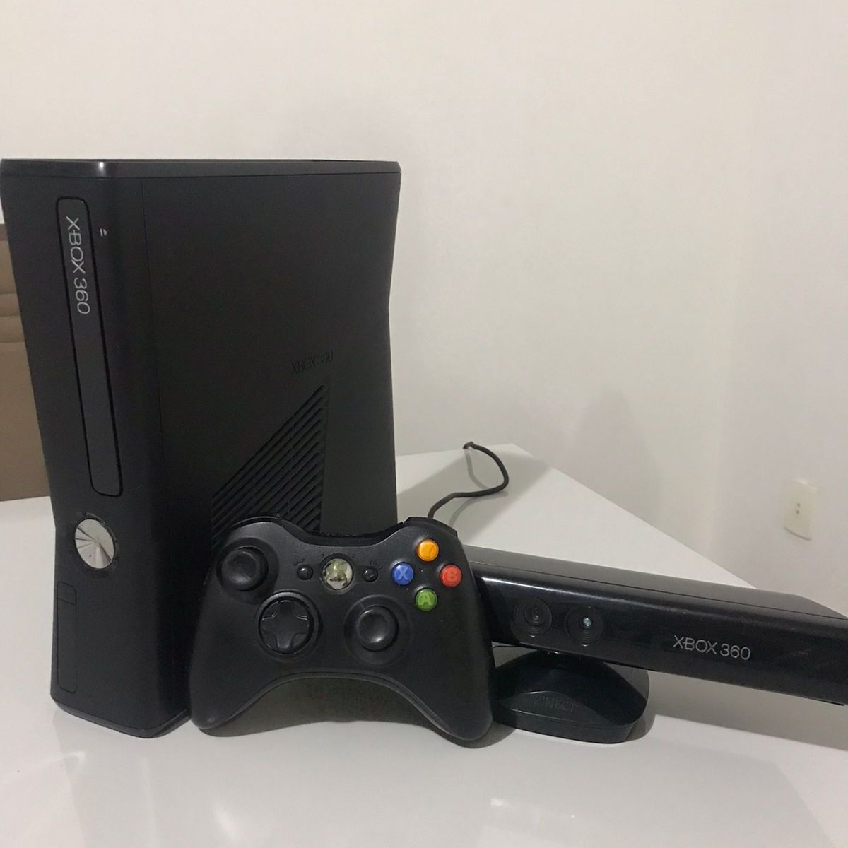 Microsoft Xbox 360 Super Slim 4gb 2 Controles + 3 Jogos Standard