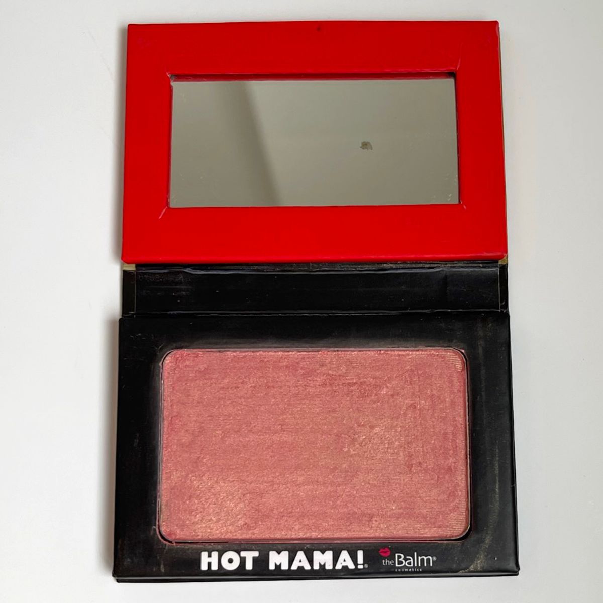 theBalm Mama® Hot blush e sombras em um