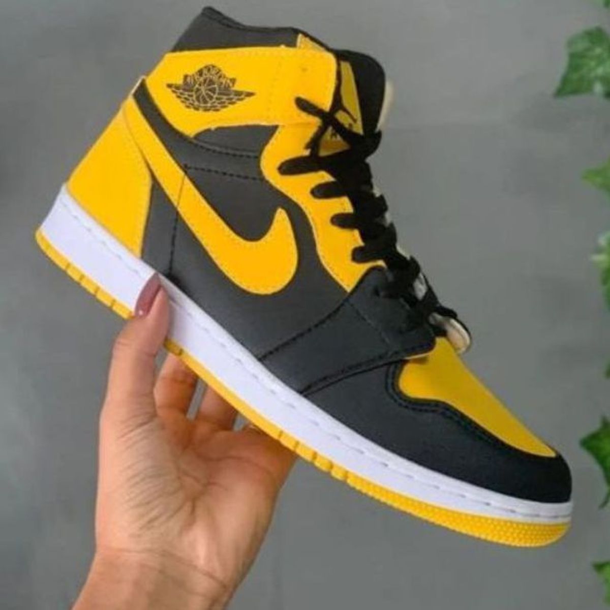 Tênis Jordan Cano Alto Preto Amarelo | Nunca Usado 90889665 | enjoei