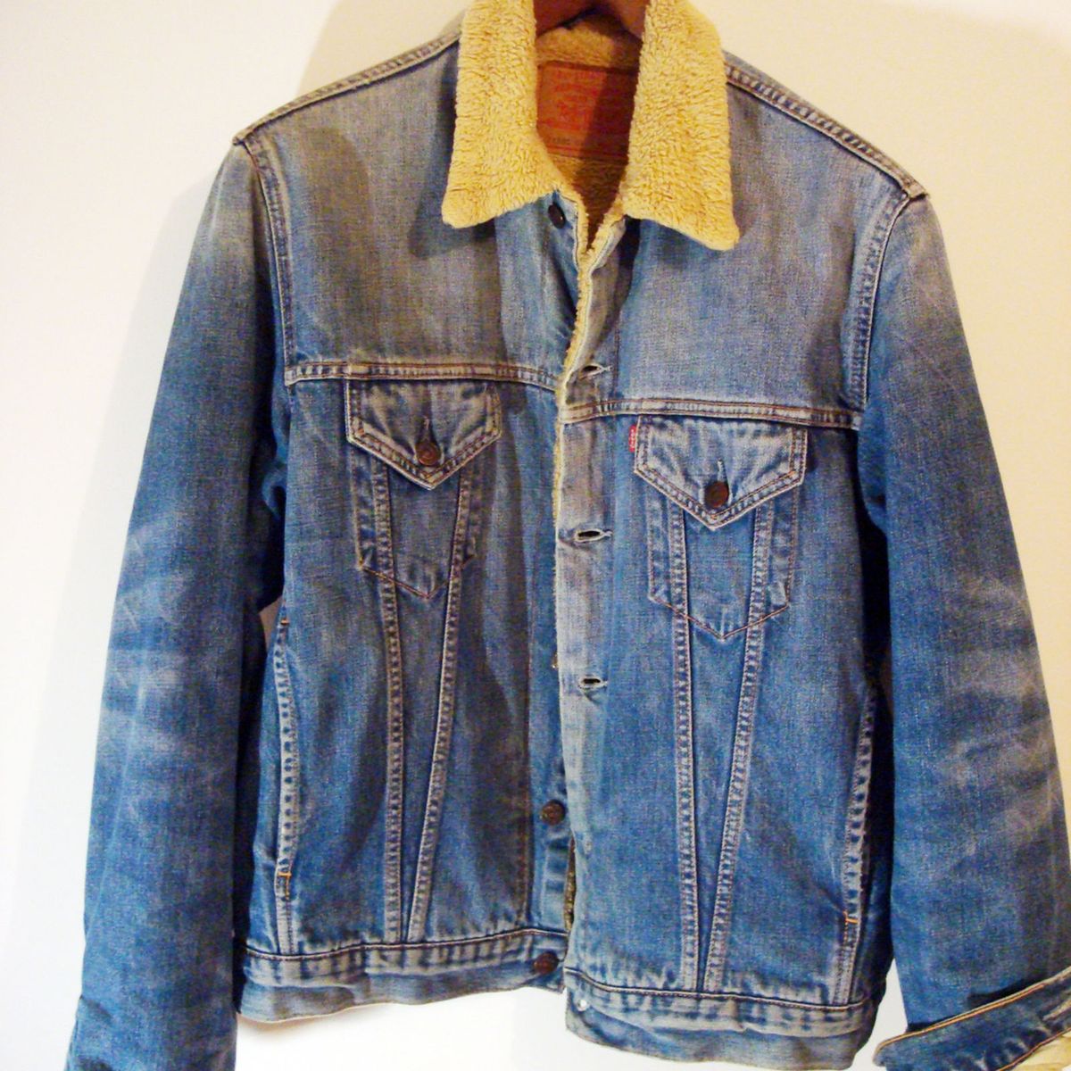 jaqueta jeans com lã de carneiro