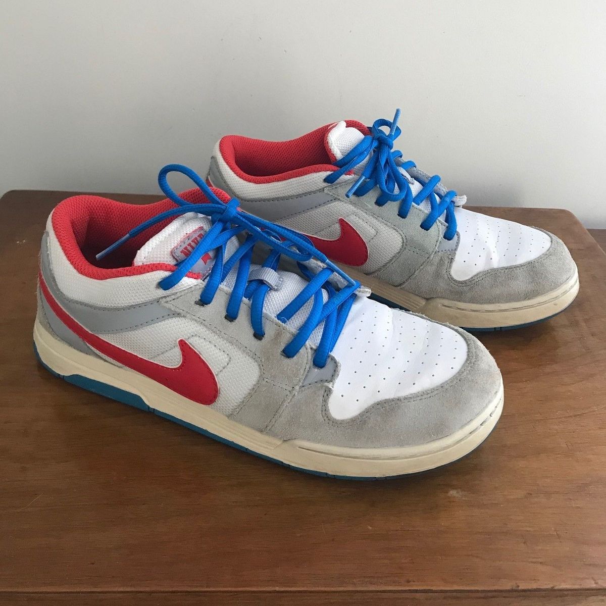 tenis nike branco azul e vermelho