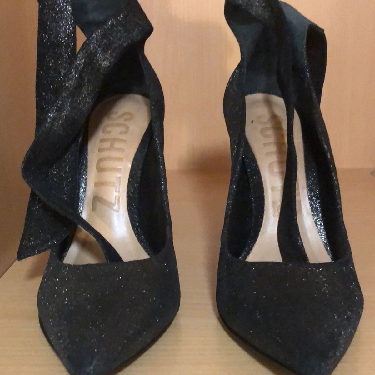 scarpin com laço no tornozelo