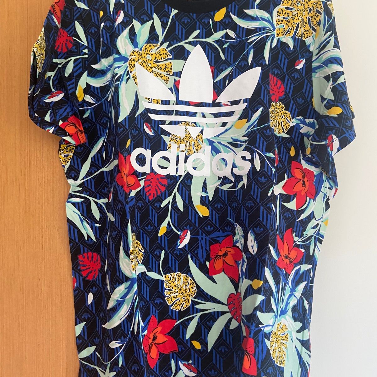 Blusa adidas best sale feminina colorida