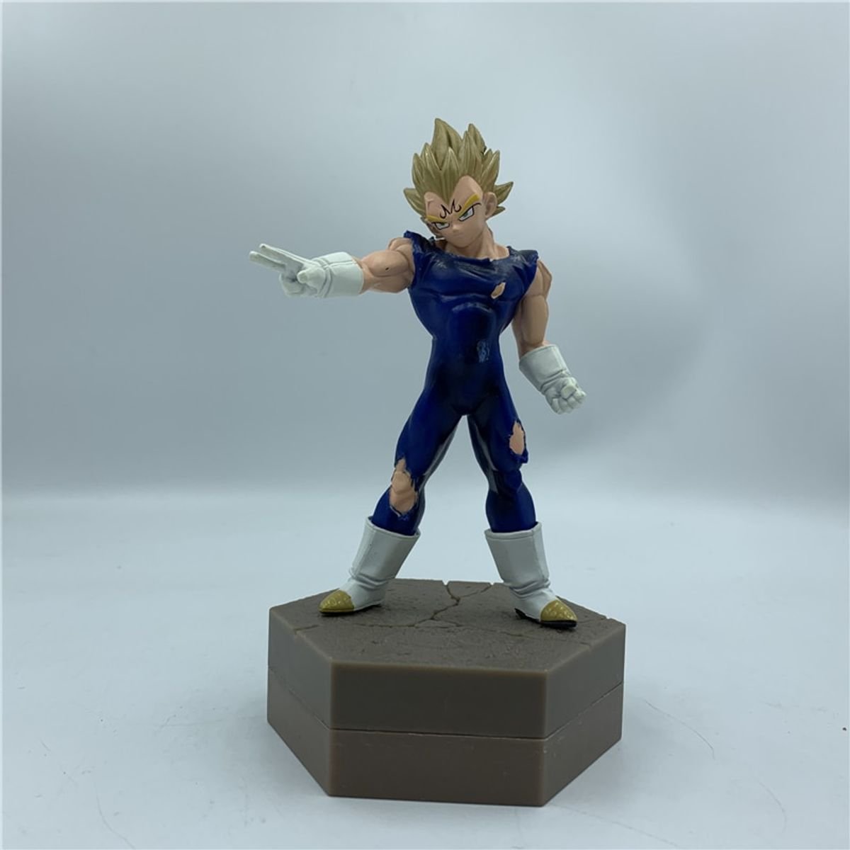 FIGURA DE AÇÃO VEGETA ( Preta ou Branca) - DRAGON BALL