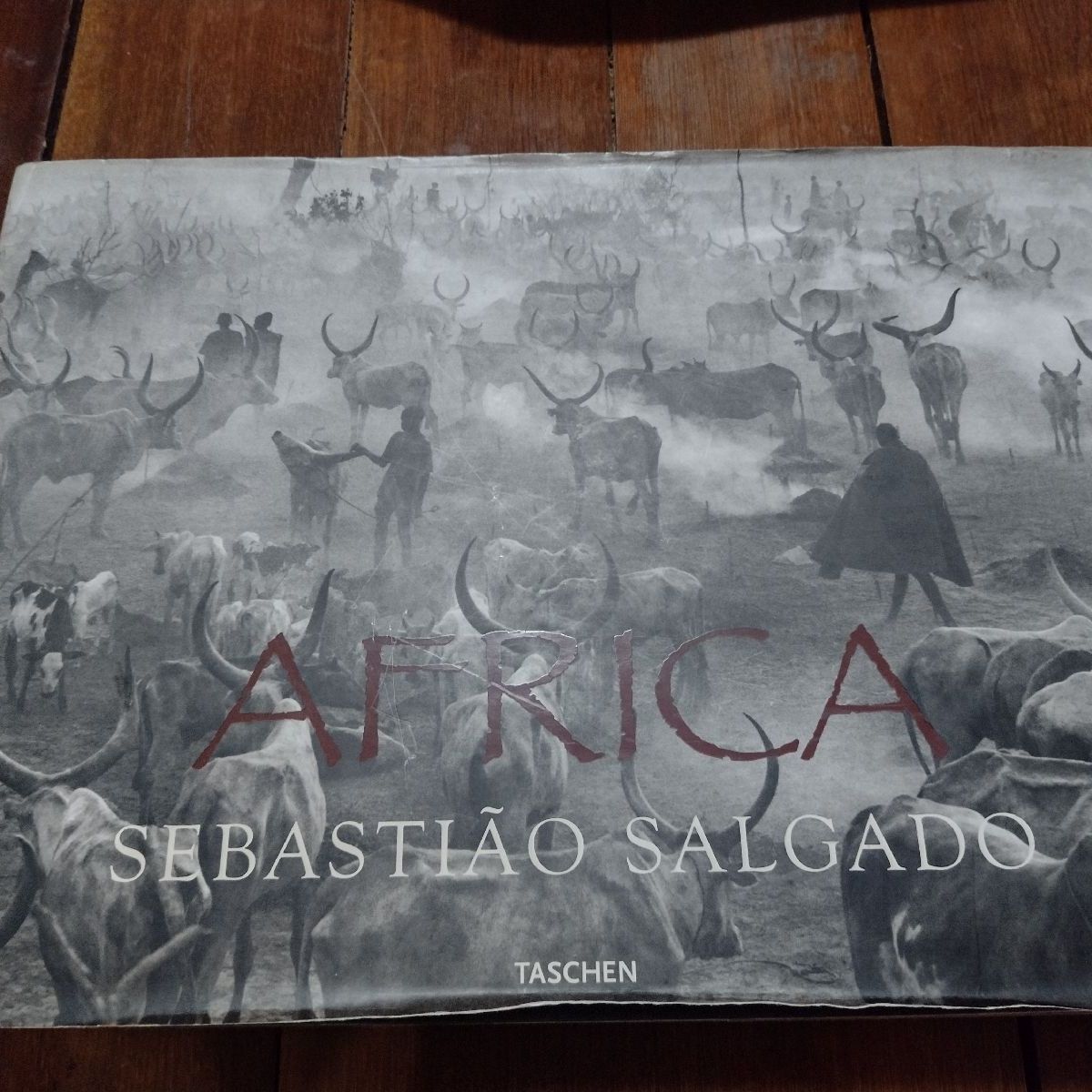 Africa, Livro de Fotografia. Sebastião Salgado | Livro Usado