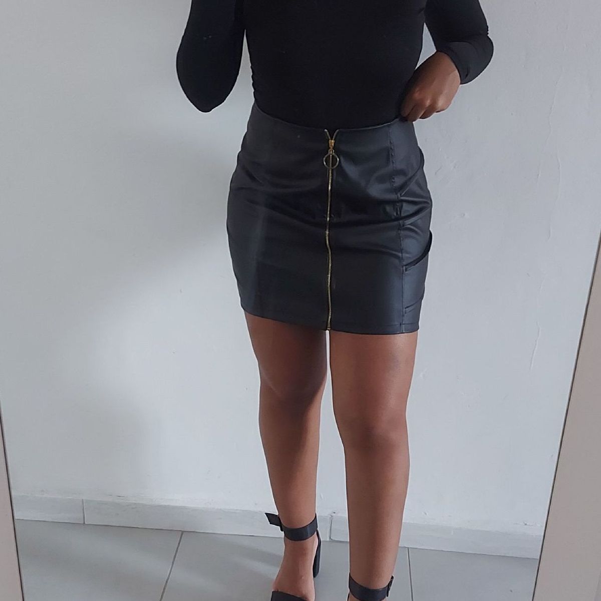 Mini Saia Saia Preta Com ZÃper Na Frente Mini Saia Preta Com Zíper