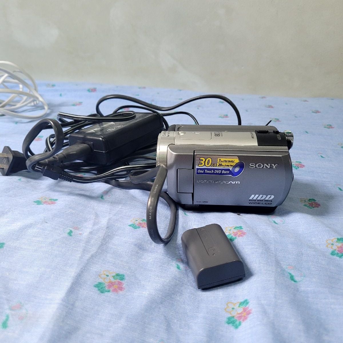 Filmadora Sony Handycam Dcr-Sr60 12x Optical Zoom 30gb Hd +