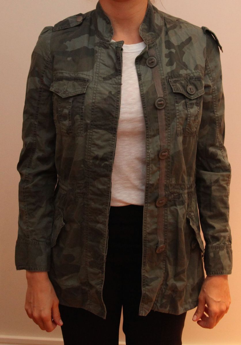 casaco com estampa militar