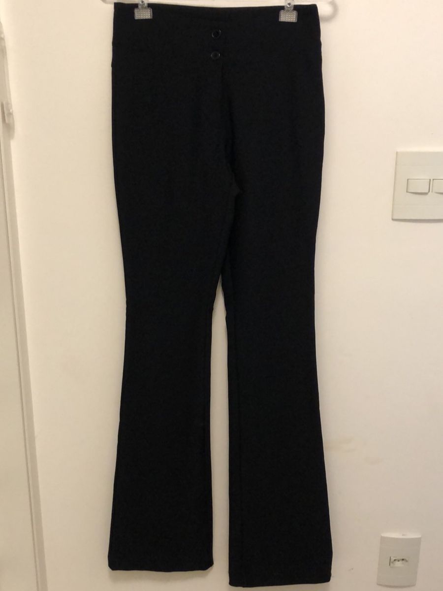 calça preta flare cintura alta