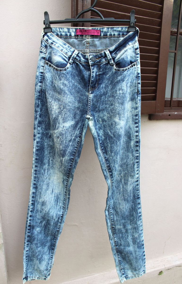 calça jeans clara manchada feminina