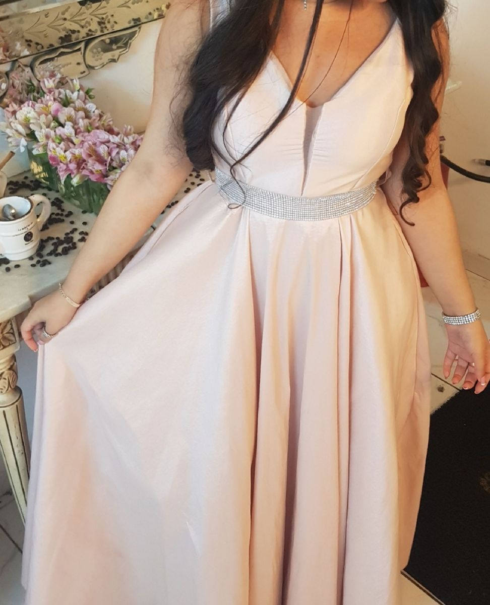 vestido longo com cinto de strass