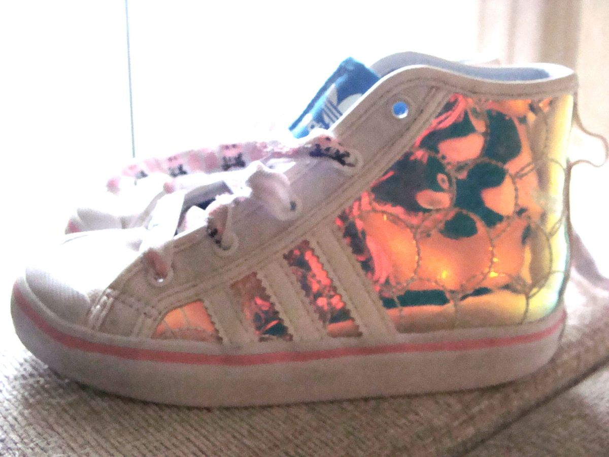 tenis adidas solado escama