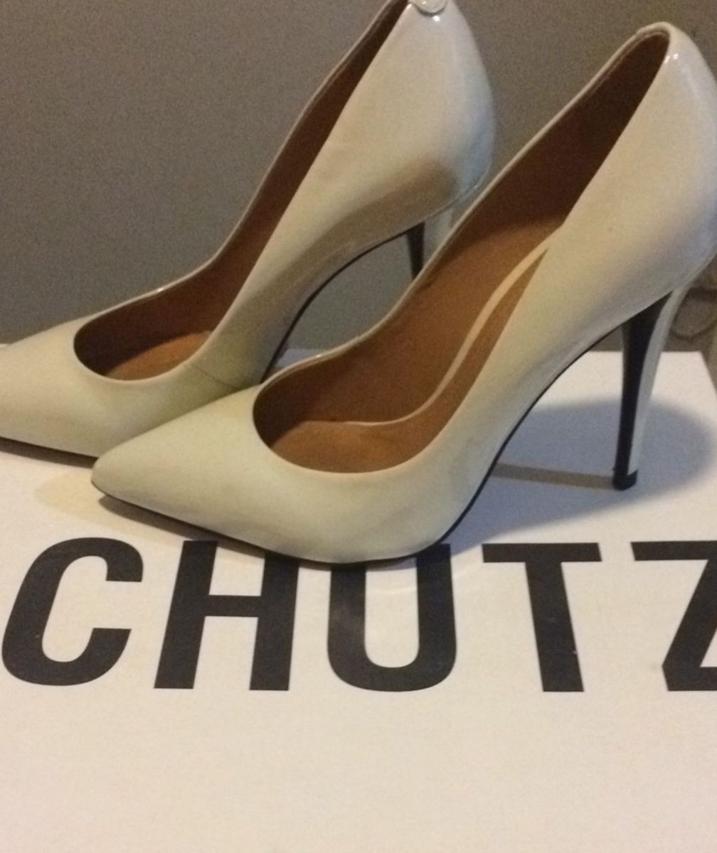 scarpin off white schutz