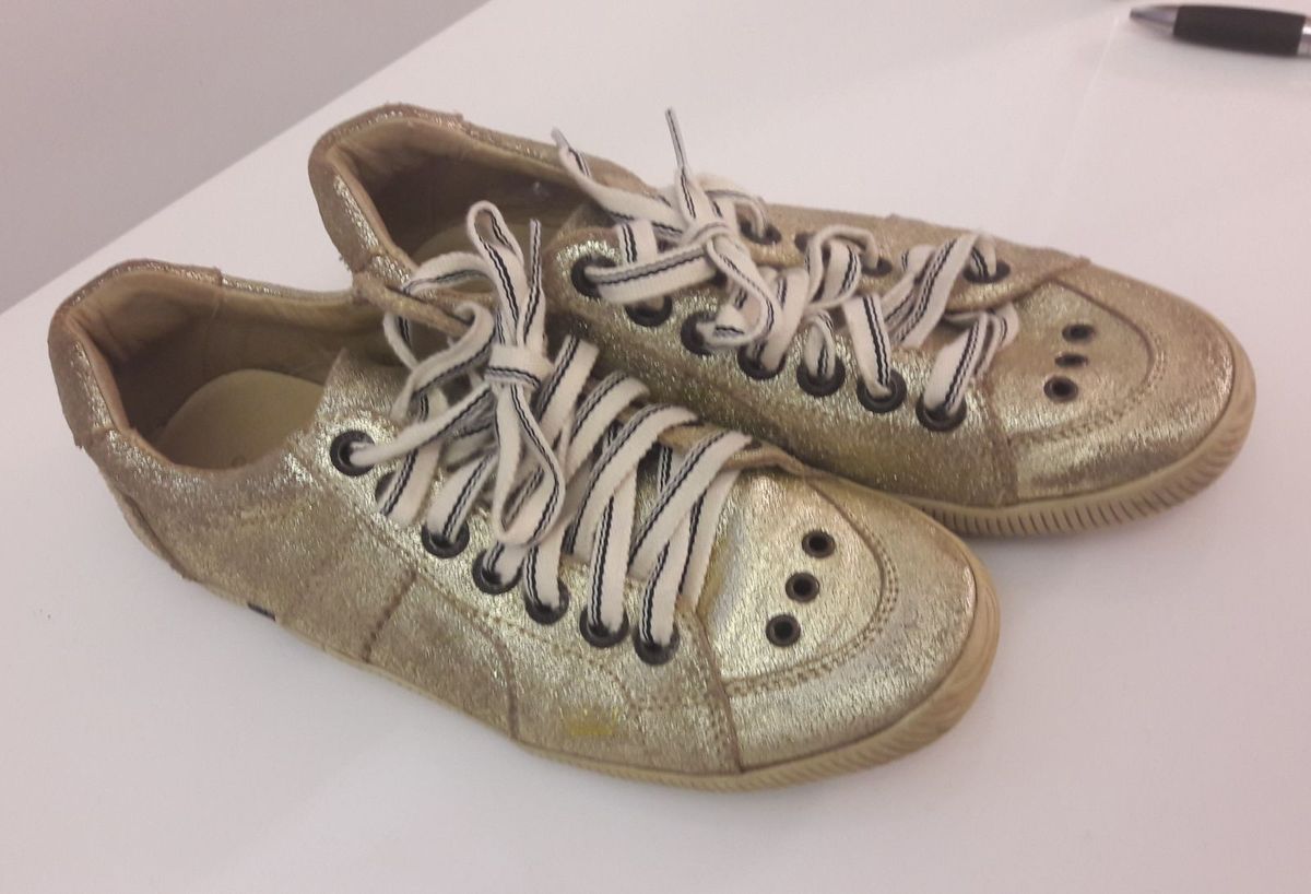 tenis osklen dourado