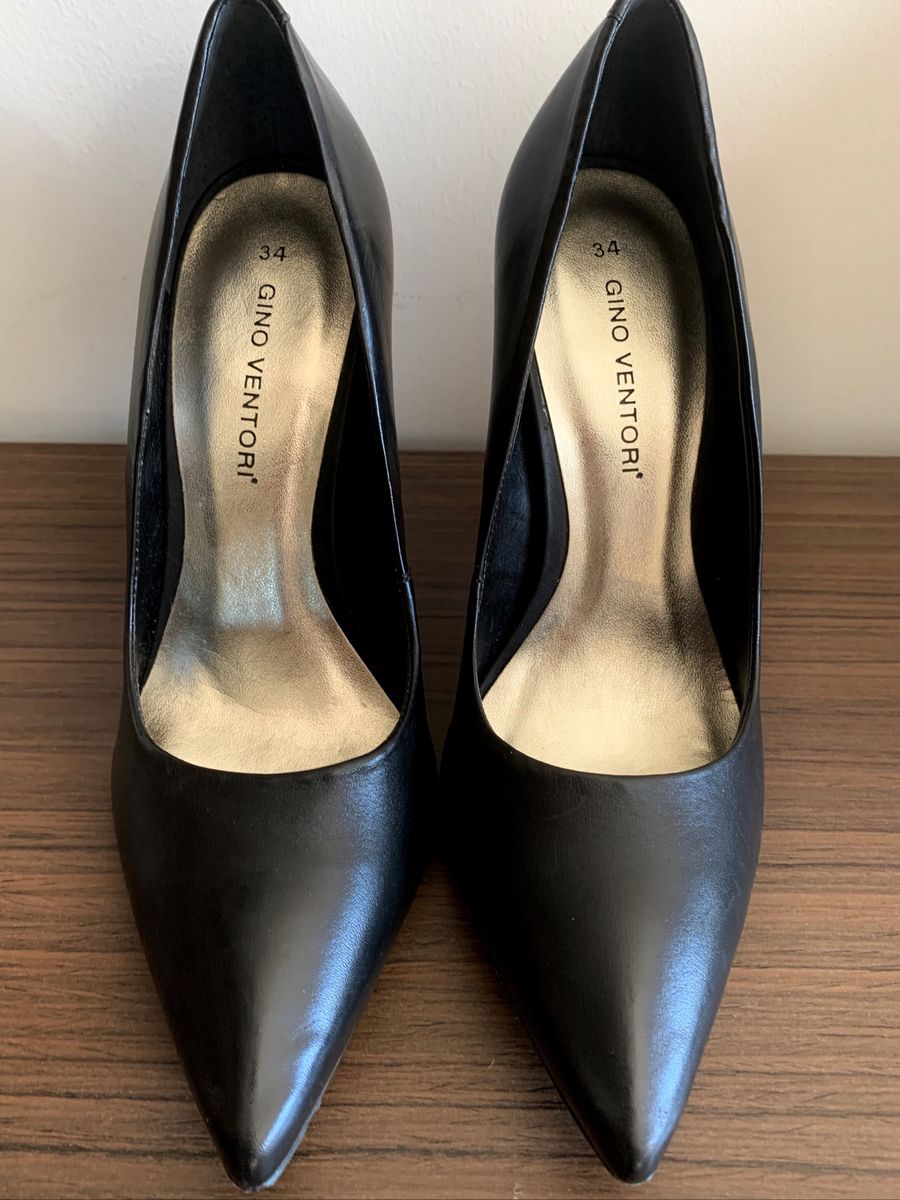 scarpin preto salto dourado