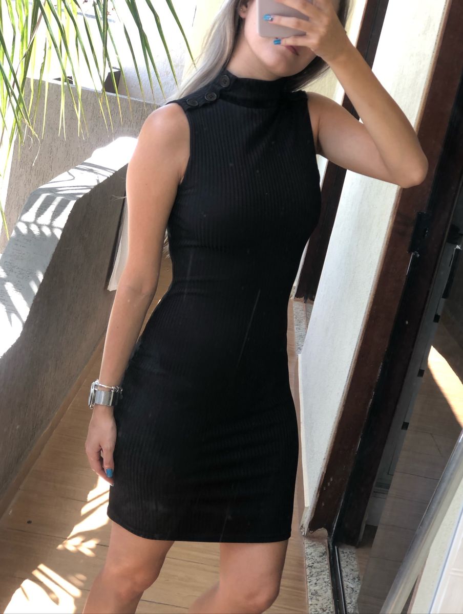 vestido longo preto colado