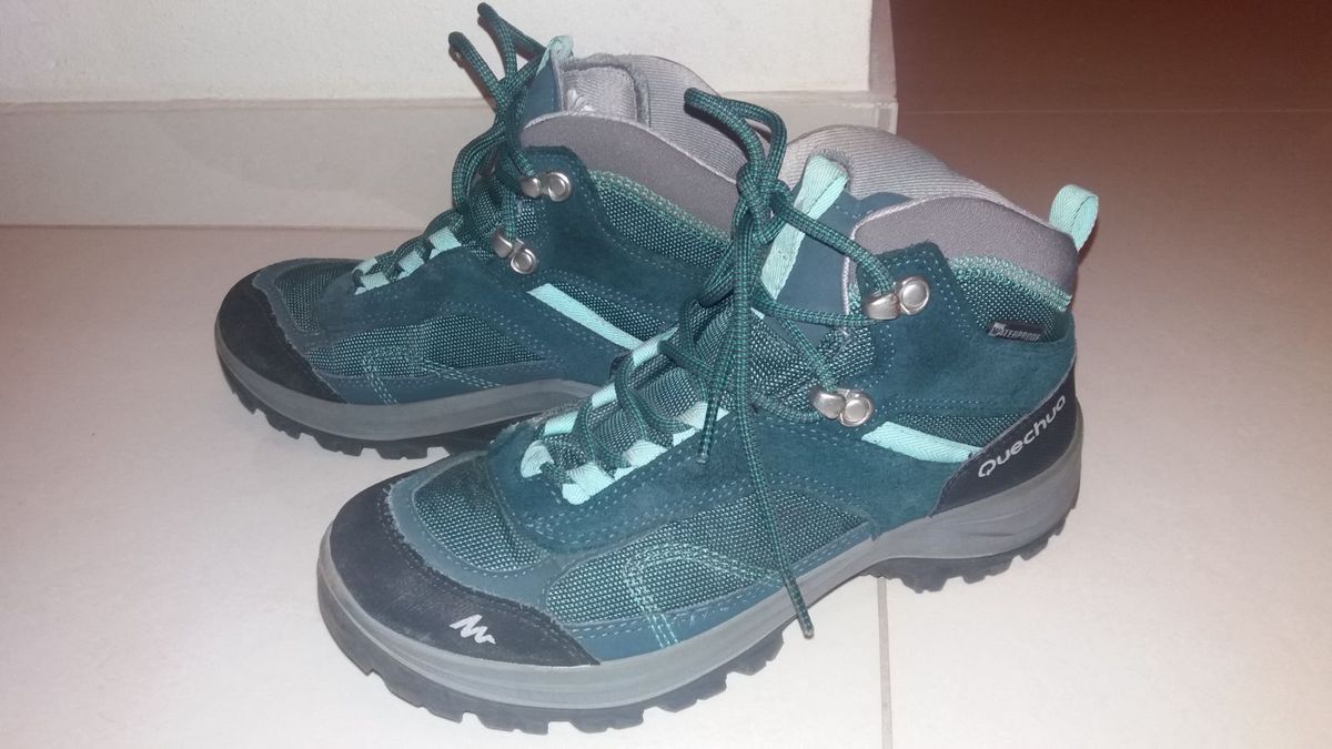 bota trekking feminina quechua